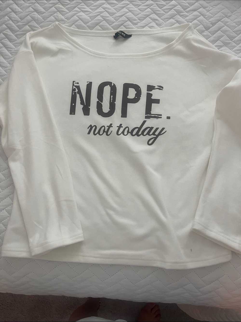 Chic Me Off White Soft Knit Pull Over w/ Black Logo Tag Sz S